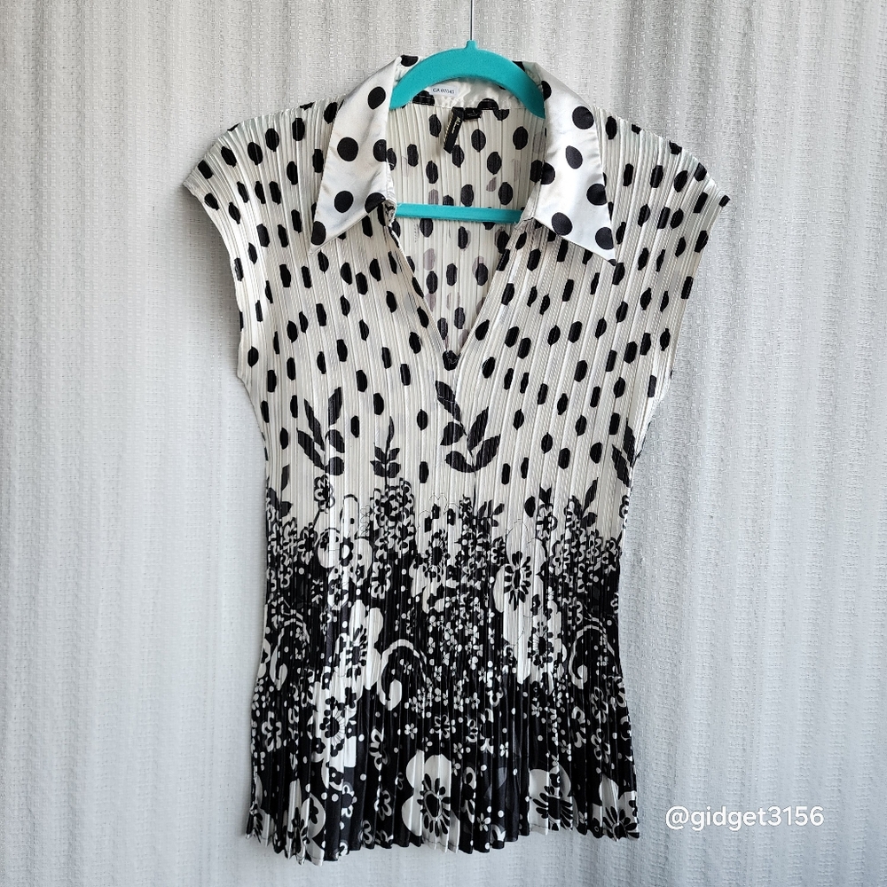 EUC  BLACK & WHITE SATIN V NECK SLEEVELESS BLOUSE  MIKEN - SIZE LARGE